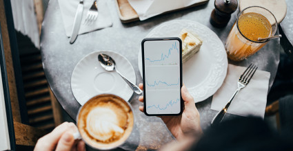 Le podcast : un format privilégié pour décrypter l’actualité