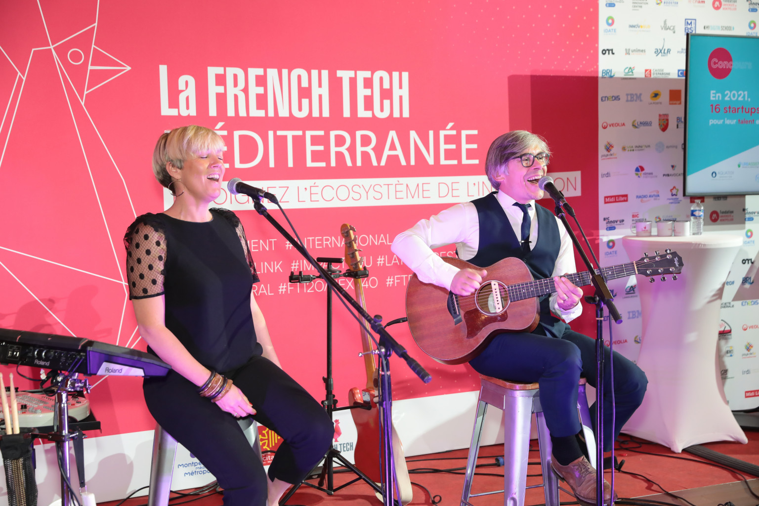 Un duo composée d'une femme qui chante et une homme qui chante et joue de la guitare performent au festival Hello la Tech organisé par French TEch Méditerranée.
