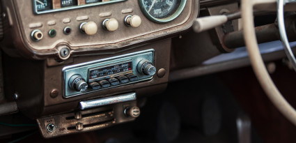 La radio a-t-elle encore sa place dans les tableaux de bord des voitures connectées ?
